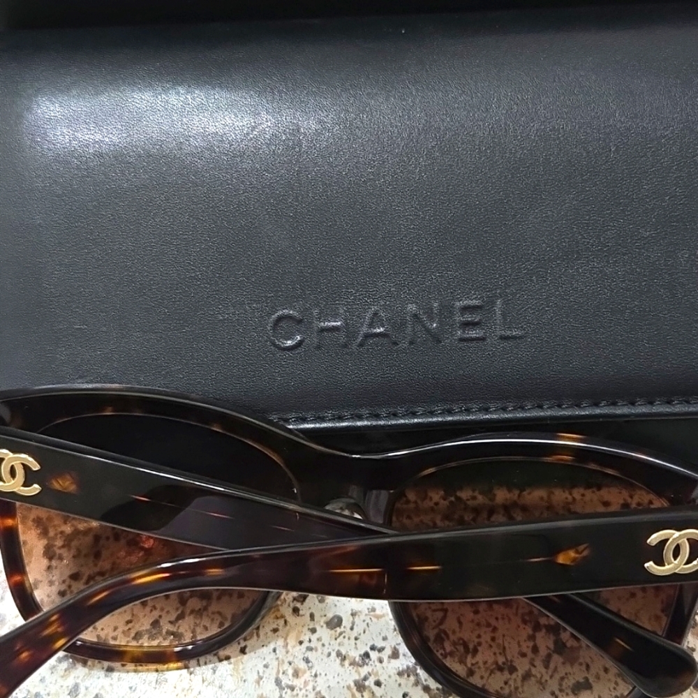 CHANEL Interlocking CC Logo Wayfarer Sunglass-Authentic - Picture 10 of 10